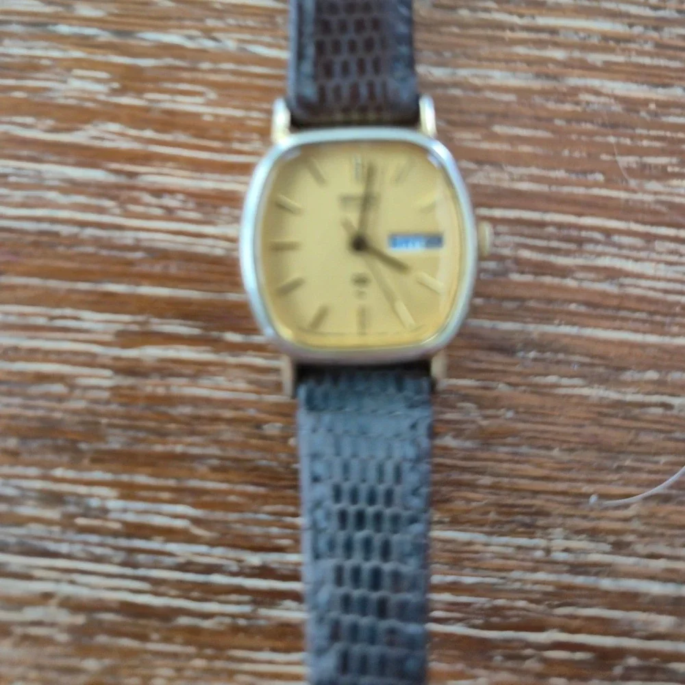 Seiko SQ Quartz Watch Womens Small Brown Gold Tone Day Date Vintage Classic
